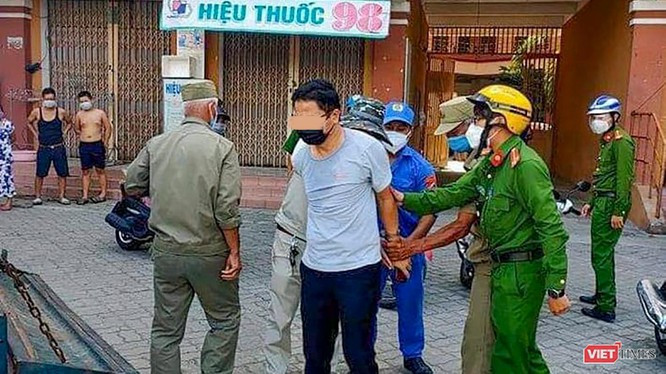 Ông Trần V. - Phó Chánh VP Đoàn ĐBQH và HĐND TP Đà Nẵng bị lực lượng công an khống chế do chống đối
