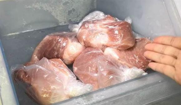 Đừng rửa thịt lợn trực tiếp với nước, bởi rất khó rửa sạch! Hãy học mẹo này, chất bẩn sẽ tự hết, thịt rất sạch và không còn mùi tanh-6