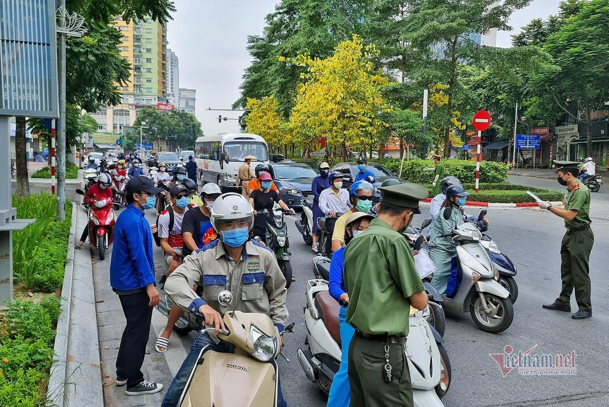 Ùn ùn phương tiện tại chốt kiểm soát ngày đầu Hà Nội siết chặt lý do ra đường