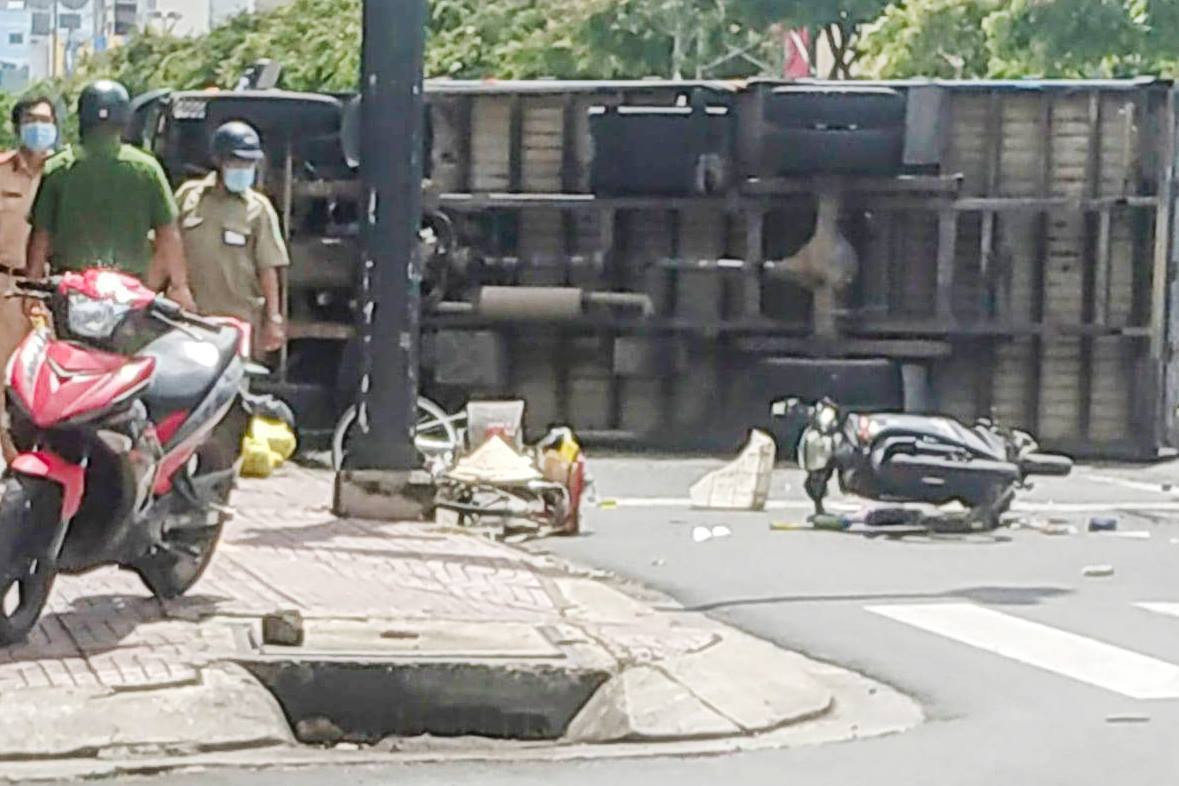 Tránh xe máy, ô tô tải lao qua đường đâm tử vong một phụ nữ ở TP.HCM