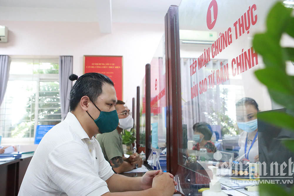 Người dân xếp hàng xin giấy xác nhận đi đường ở Hà Nội