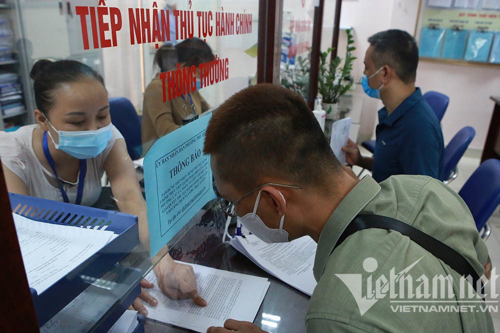 Người dân xếp hàng xin giấy xác nhận đi đường ở Hà Nội