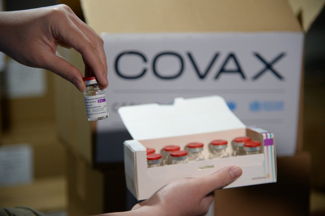 Sáng nay, thêm gần 495 nghìn liều vaccine COVID-19 AstraZeneca về Việt Nam - Ảnh 1.