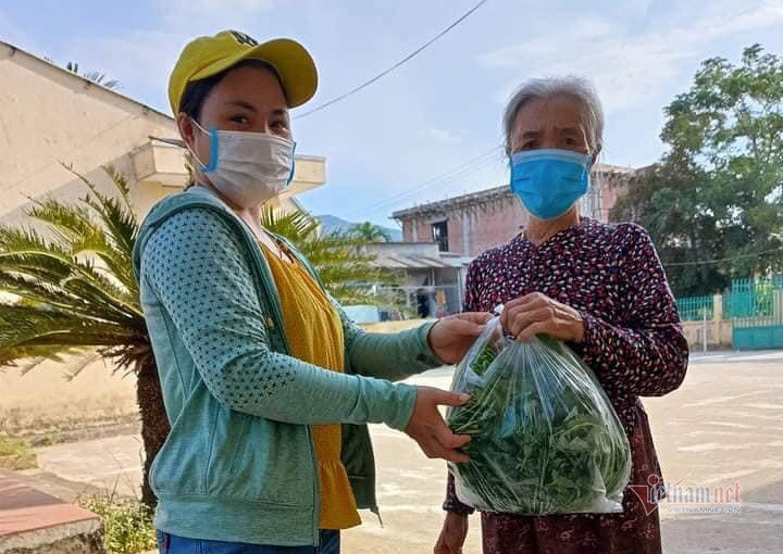 Người dân Quảng Nam hái rau, góp gạo tiếp sức cho Đà Nẵng chống dịch