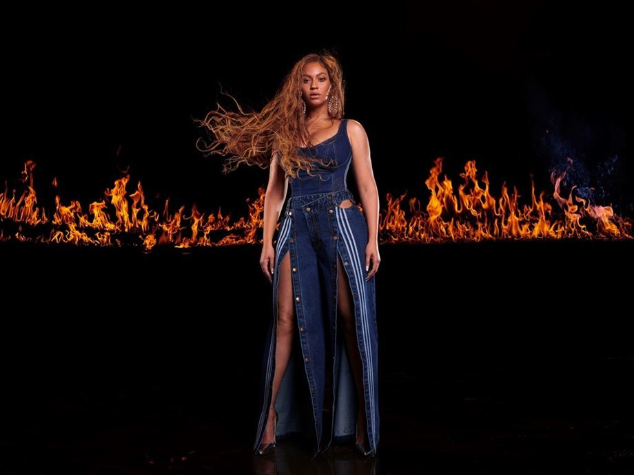 Beyoncé khoe đường cong rực lửa ở tuổi 40
