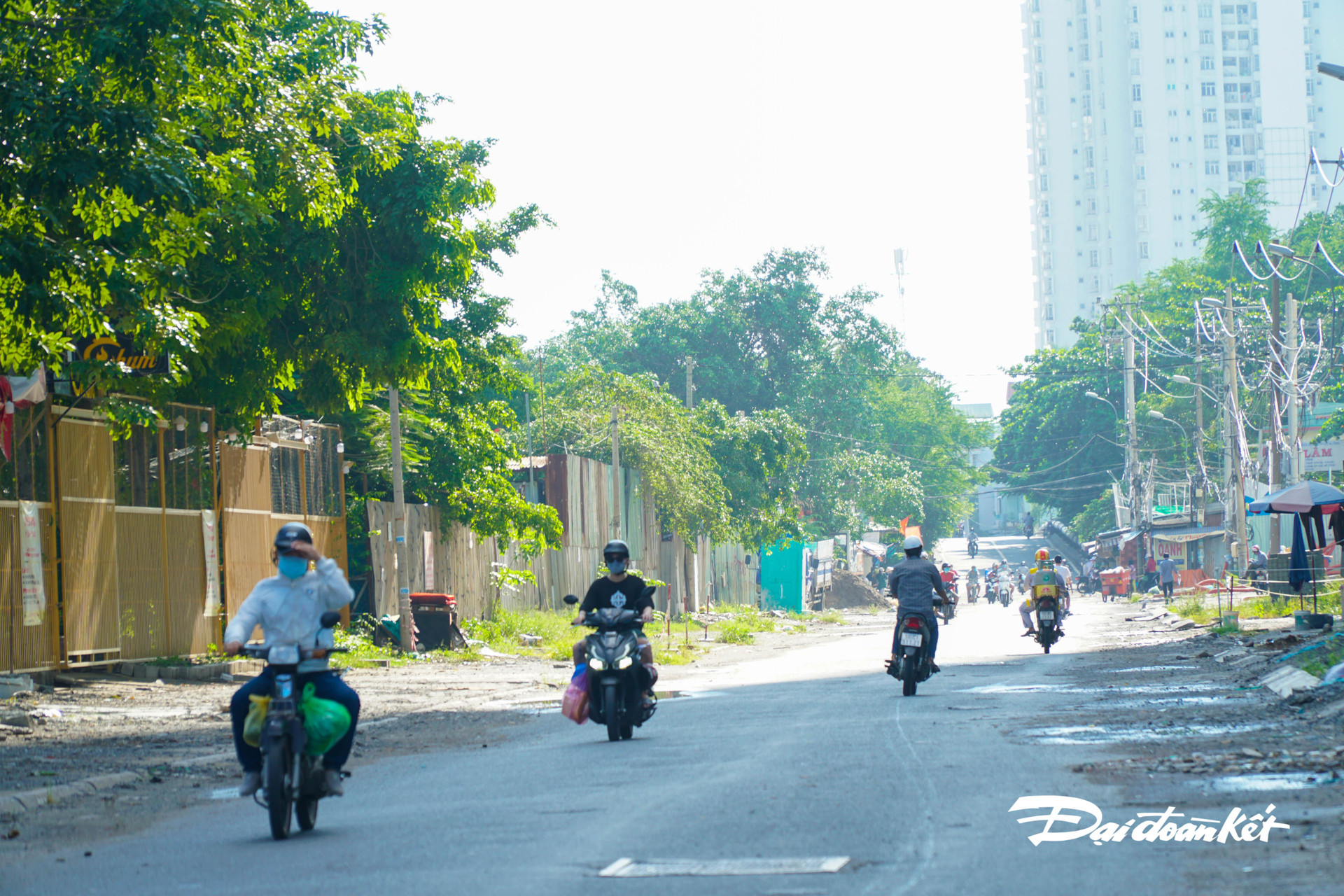 Ảnh: Đường phố Sài Gòn lại đông người - 14
