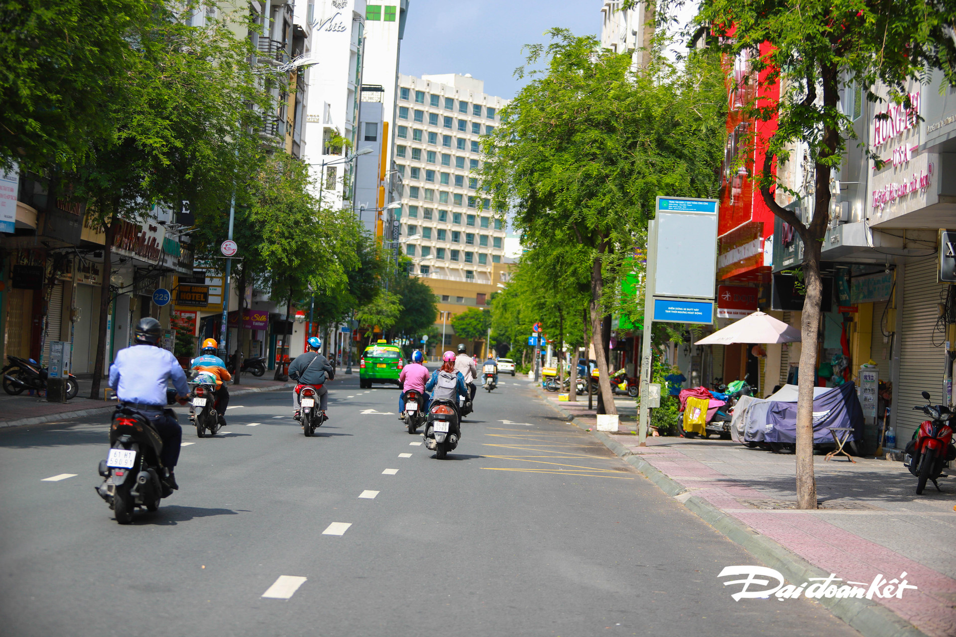 Ảnh: Đường phố Sài Gòn lại đông người - 5