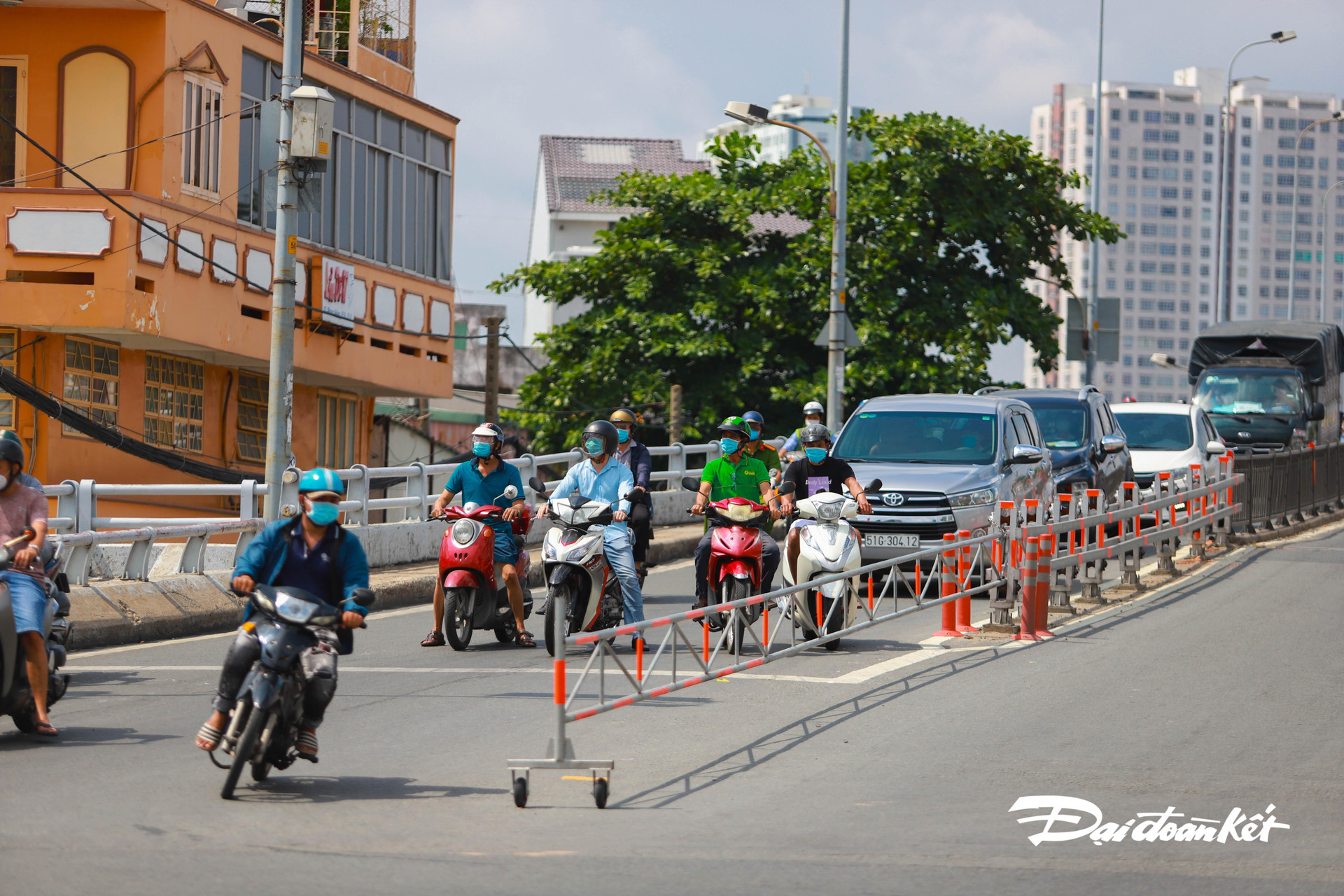 Ảnh: Đường phố Sài Gòn lại đông người - 3