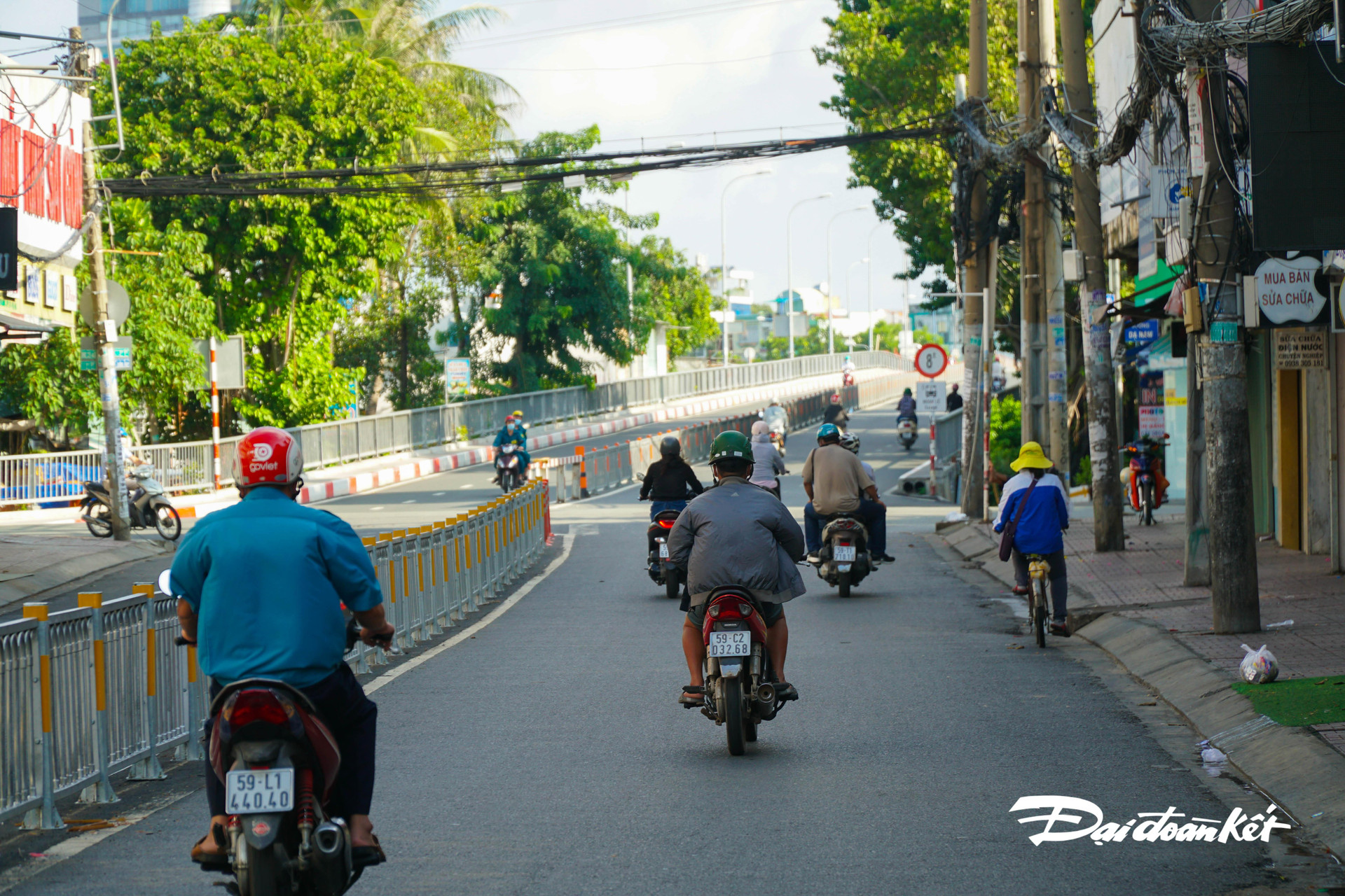 Ảnh: Đường phố Sài Gòn lại đông người - 13
