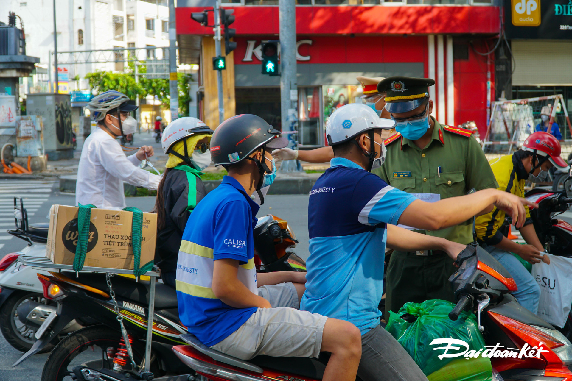 Ảnh: Đường phố Sài Gòn lại đông người - 11
