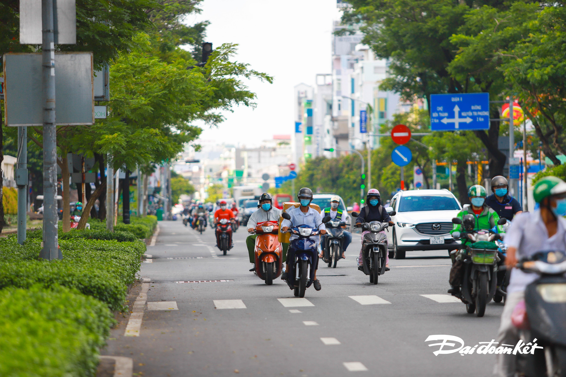 Ảnh: Đường phố Sài Gòn lại đông người - 8