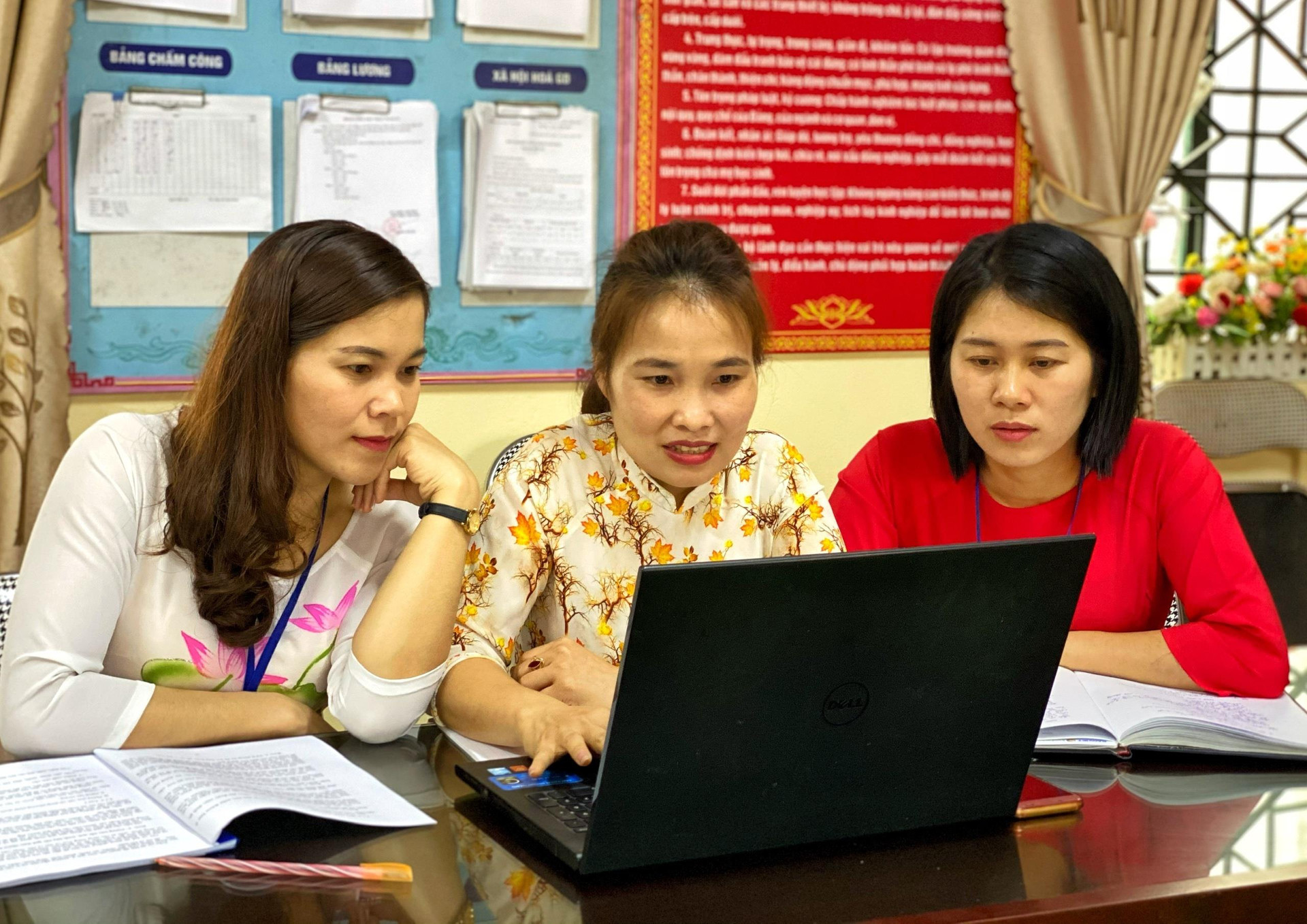 Hà Nội: Trường bắt đầu học trực tuyến, trường thấp thỏm chờ lịch năm học mới - 1