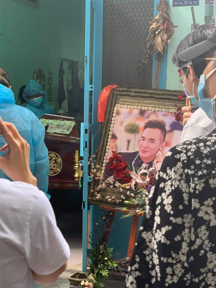 Hình ảnh hiếm hoi trong tang lễ ca sĩ Việt Quang-2