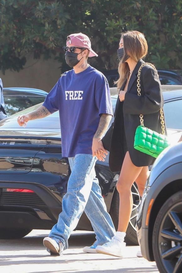 Justin Bieber đeo phụ kiện lạc quẻ nhưng CĐM chỉ dán mắt vào cô vợ-4