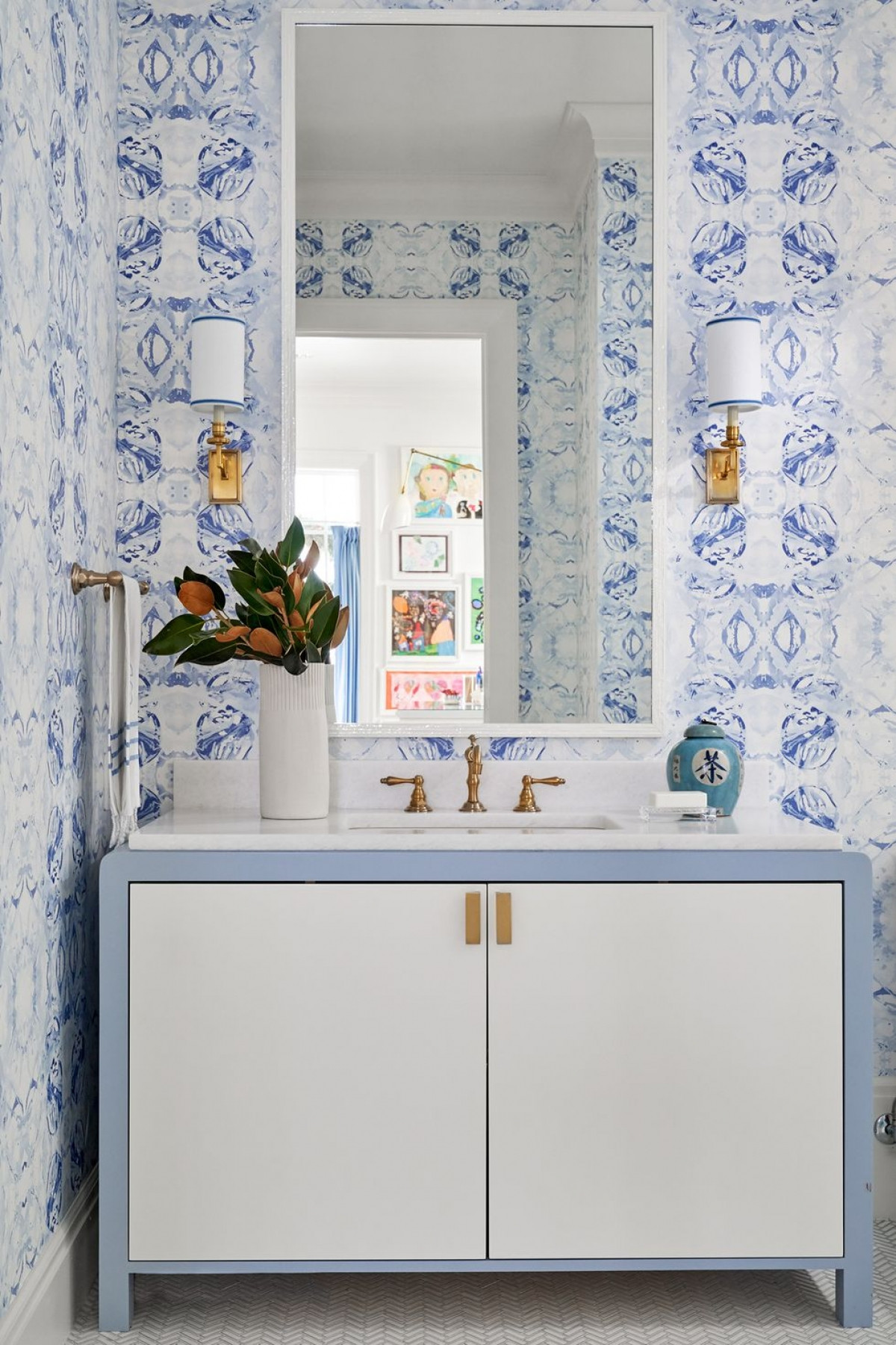  Giấy dán tường màu trắng pha xanh lam với những mảng màu độc đáo tạo ra một hiệu ứng đầy phong cách.