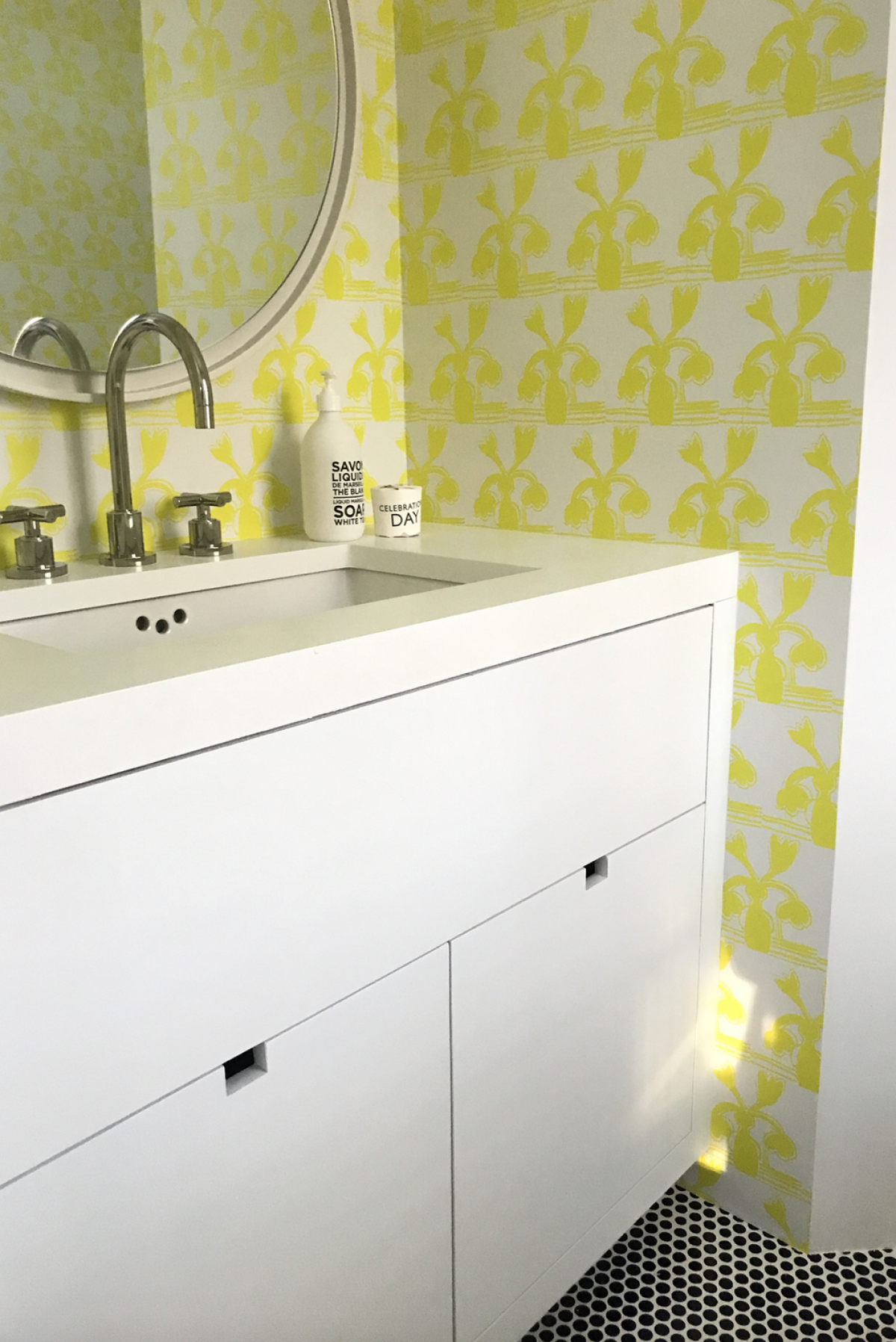  Thiết kế táo bạo cho phòng tắm dành cho trẻ em với cách kết hợp giấy dán tường màu vàng neon. Sử dụng giấy dán tường sẽ dễ lau dọn hơn so với sơn.