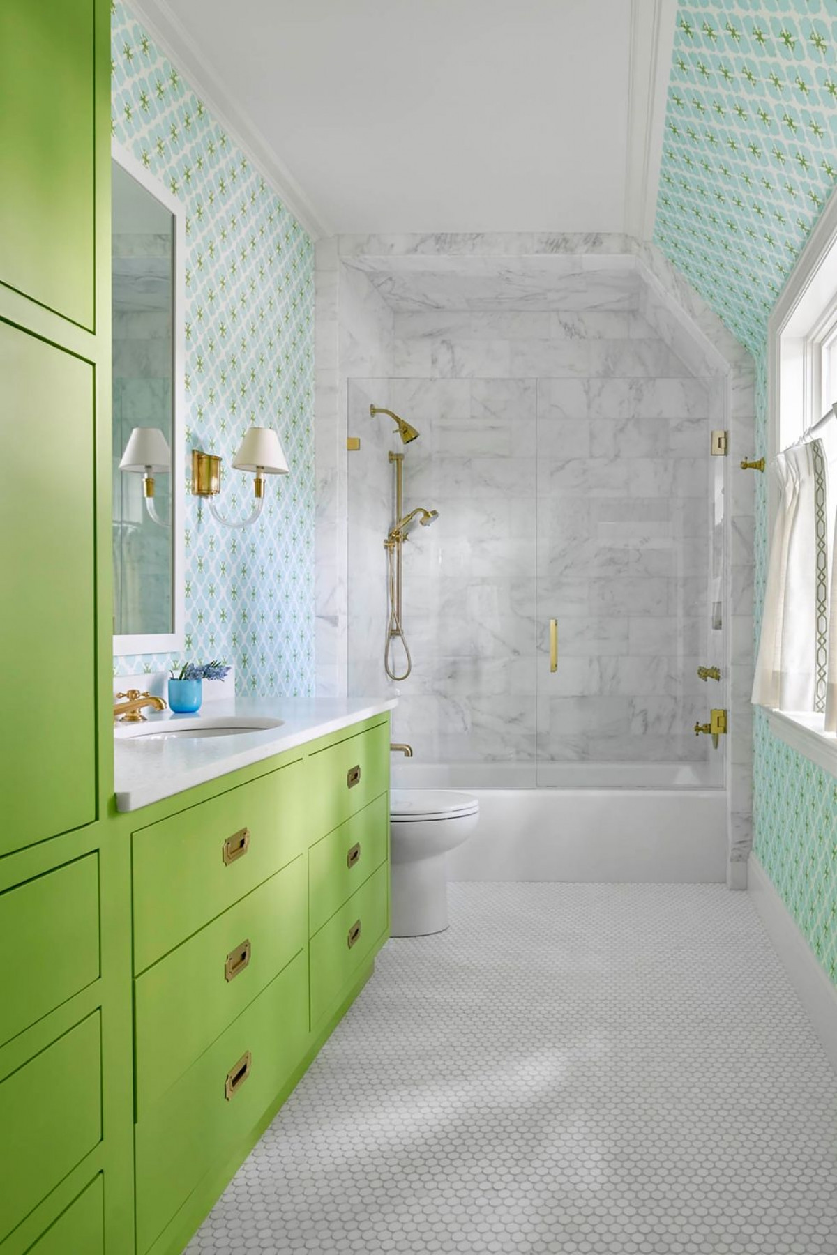 Cùng với gạch xám tinh xảo, nhà thiết kế đã thêm các điểm nhấn màu xanh lá cây và xanh dương tràn đầy năng lượng trong thiết kế phòng tắm