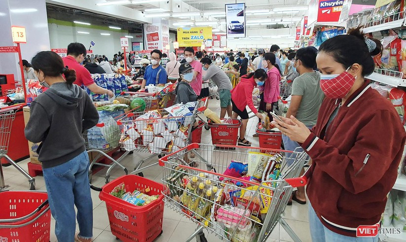 Đà Nẵng: Người dân đổ xô “vét sạch” siêu thị, sau thông tin TP có thể phong tỏa cứng trong 7 ngày ảnh 10