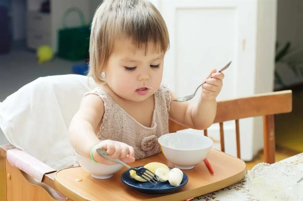 Khi trẻ được hơn một tuổi, bố mẹ nên cho con ăn theo nguyên tắc 2 bỏ, 3 ít, 1 kiên trì, nhưng nhiều người vẫn làm sai-5