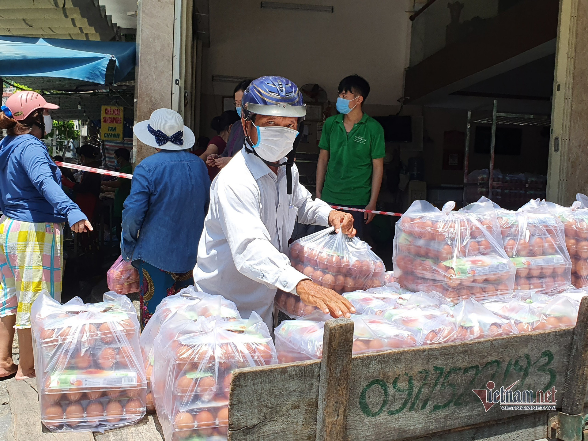 Nghe tin không ra khỏi nhà 7 ngày, dân Đà Nẵng đổ xô đi mua thực phẩm