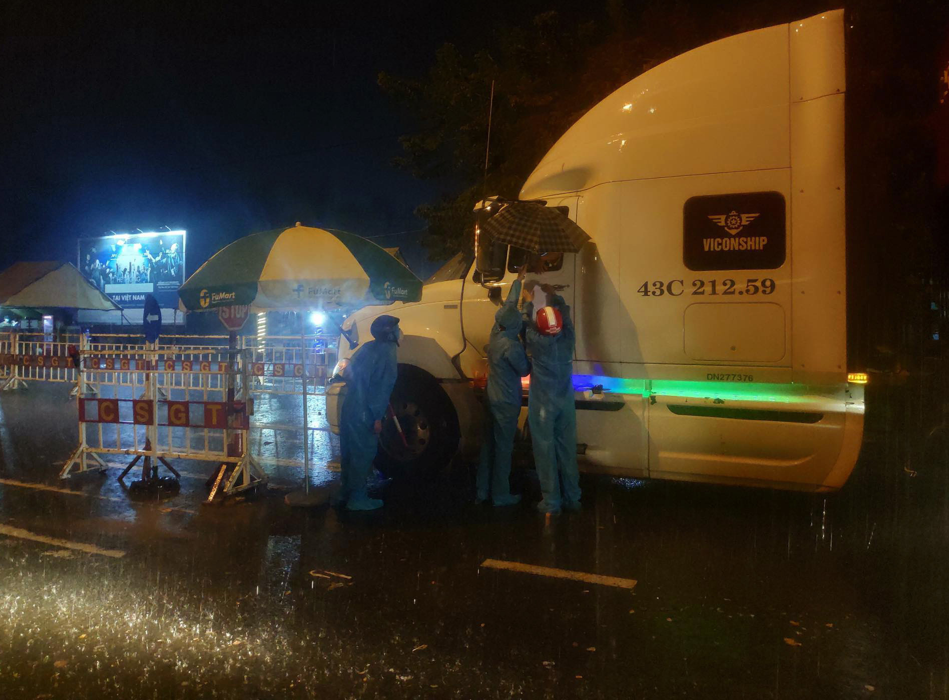 Đội mưa lớn giữ chốt, kiểm soát chặt người đi đường ở Đà Nẵng