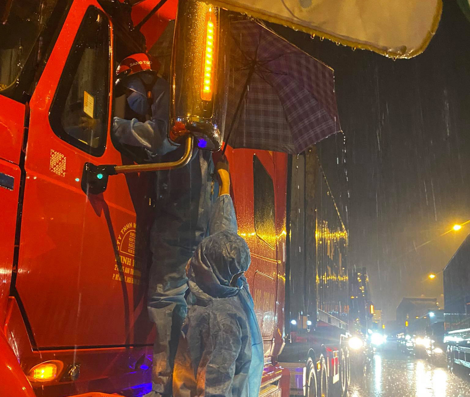 Đội mưa lớn giữ chốt, kiểm soát chặt người đi đường ở Đà Nẵng