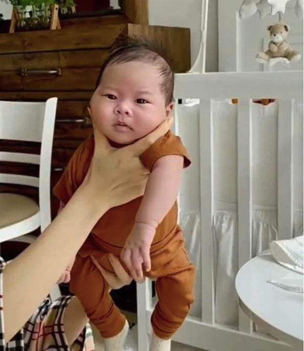 Quế Vân gây hốt hoảng khi một tay nhấc bổng con trai 1 tháng tuổi-2