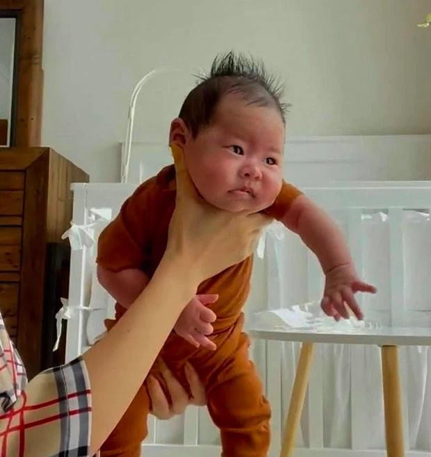 Quế Vân gây hốt hoảng khi một tay nhấc bổng con trai 1 tháng tuổi-3