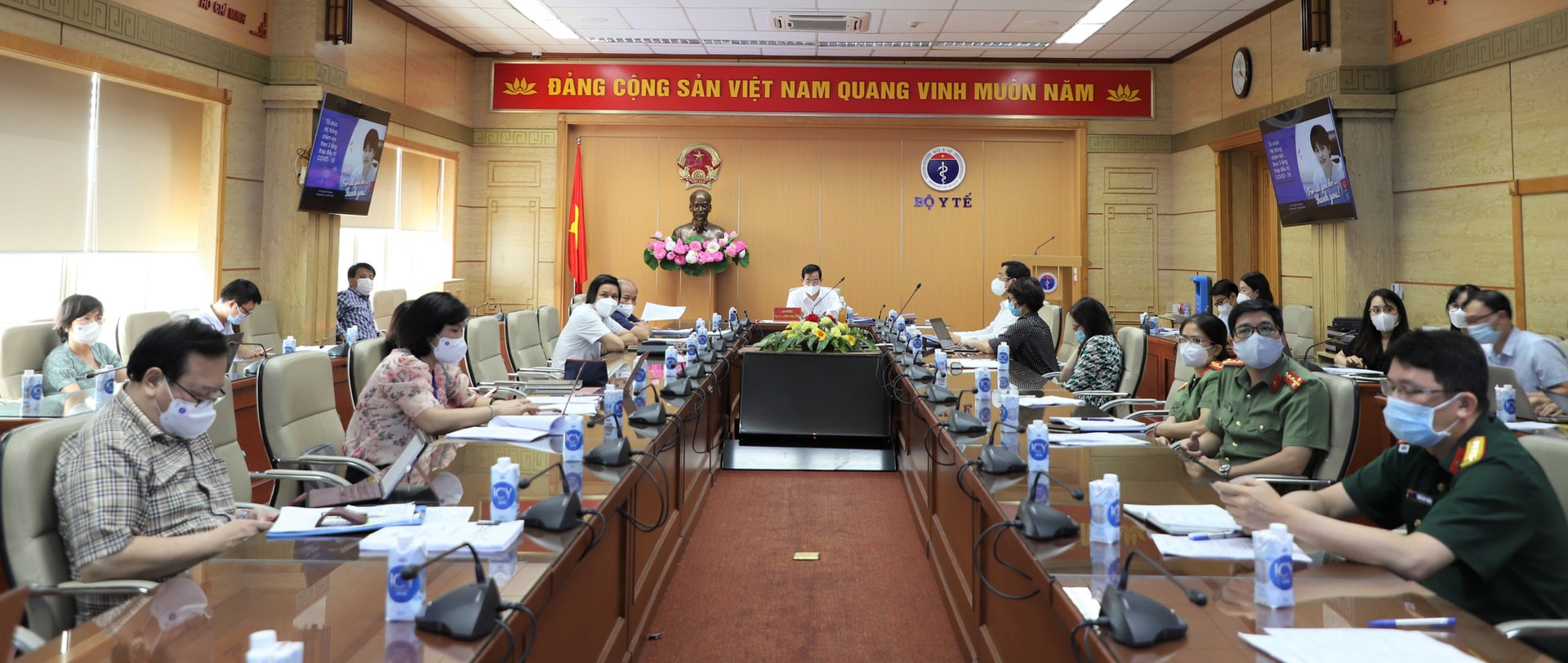 Bộ trưởng Bộ Y tế: Chiến lược giảm tải điều trị, giảm tối đa tử vong - Ảnh 3. Bộ trưởng Bộ Y tế: Chiến lược giảm tải điều trị, giảm tối đa tử vong - Ảnh 3.