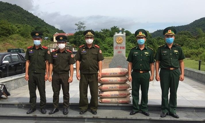 Đồn Biên phòng cửa khẩu Tén Tằn trao tặng Đại đội 214, Ban Chỉ huy Quân sự tỉnh Hủa Phăn, Lào 5 tấn xi măng. Ảnh: Xuân Thủy