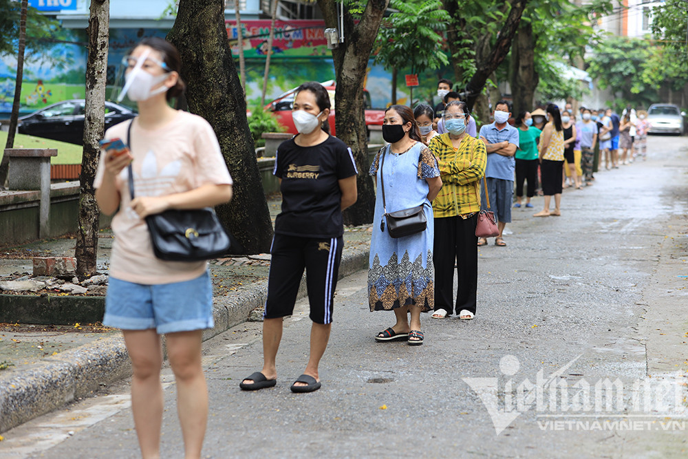 Hình ảnh chiến dịch xét nghiệm 'quét' F0 trong cộng đồng ở Hà Nội