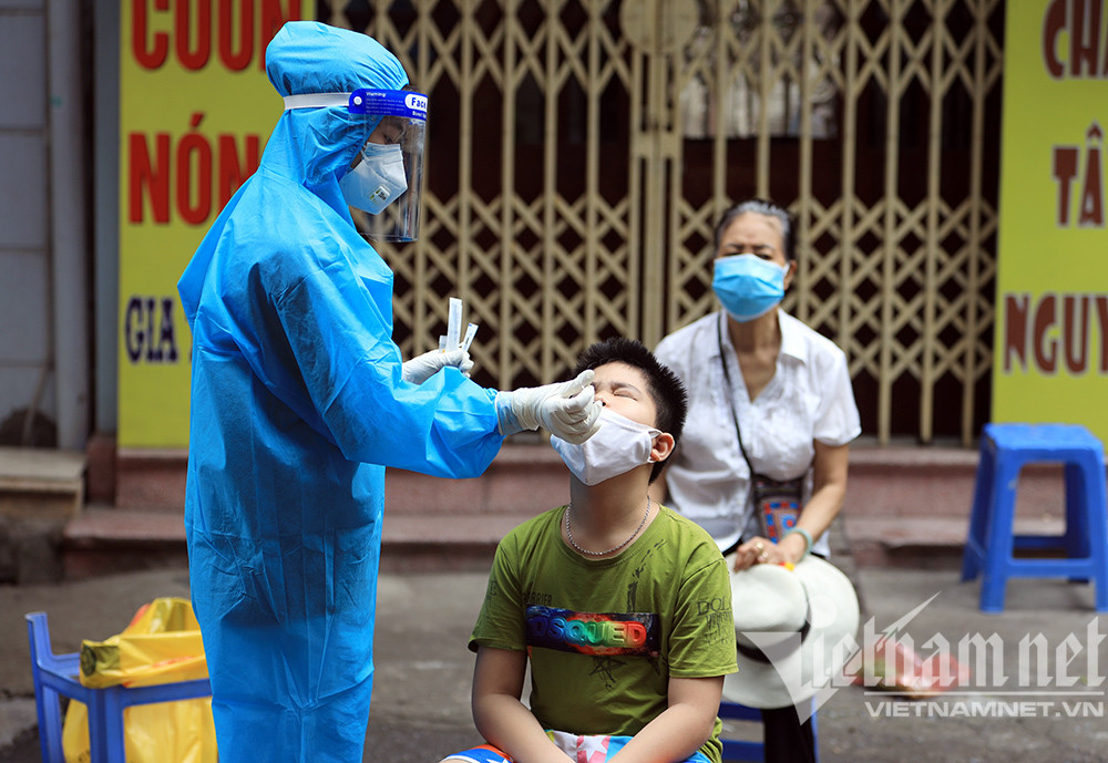 Hình ảnh chiến dịch xét nghiệm 'quét' F0 trong cộng đồng ở Hà Nội