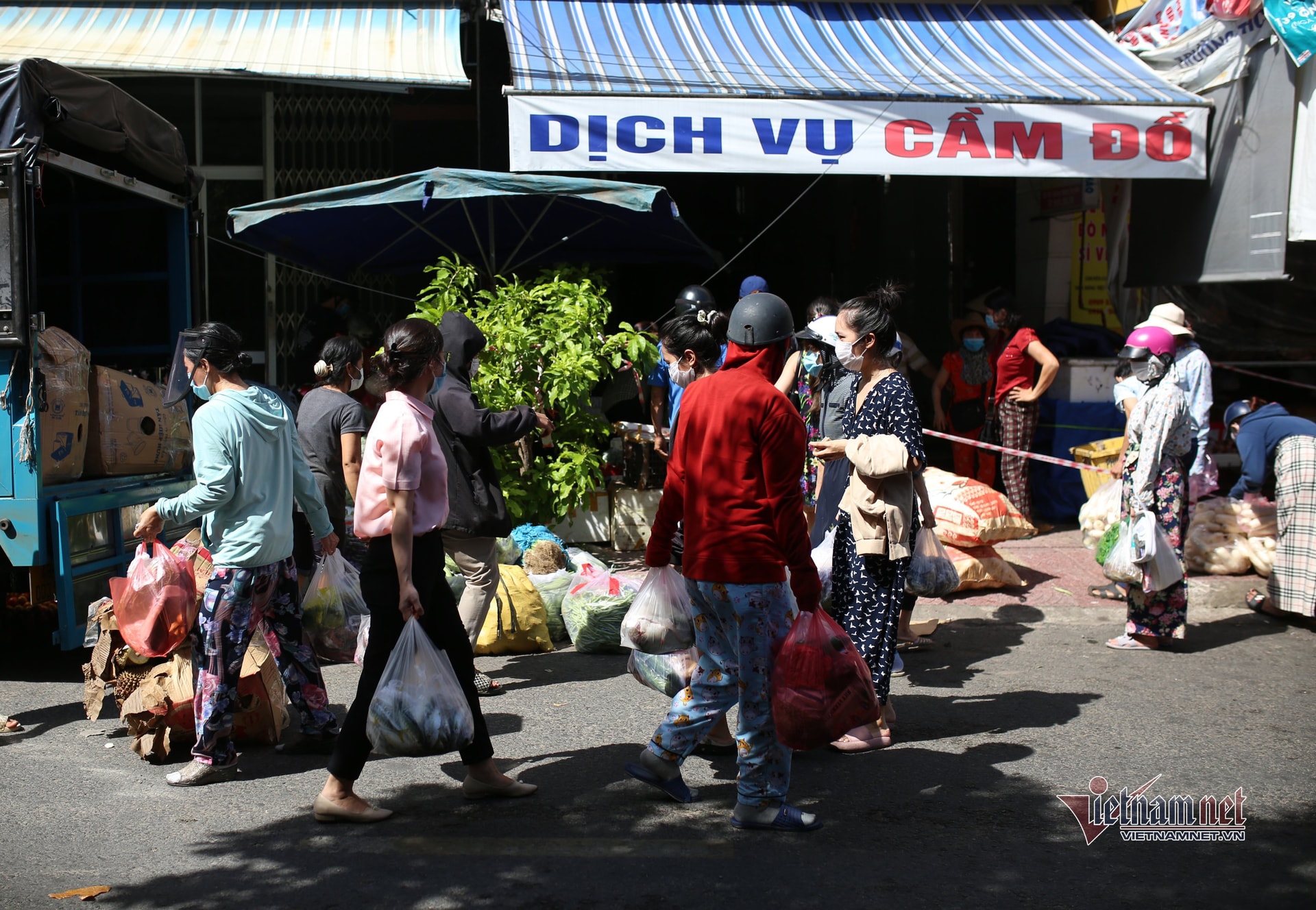 Mớ rau muống 40 nghìn, chanh tăng giá gấp đôi: Dân chen mua, chợ cháy hàng