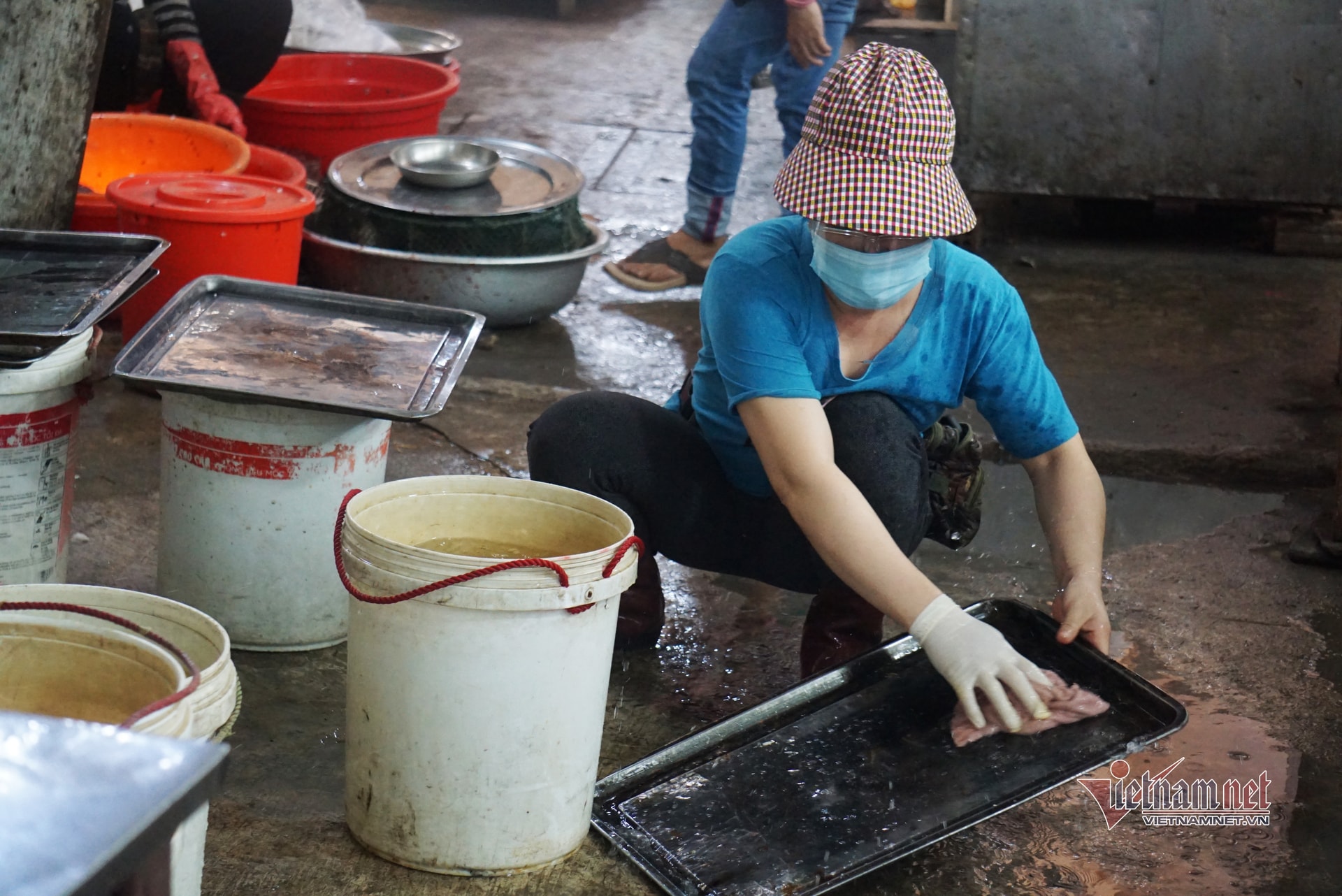 Mớ rau muống 40 nghìn, chanh tăng giá gấp đôi: Dân chen mua, chợ cháy hàng