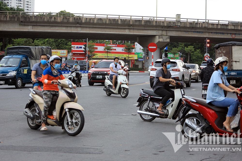 Phố phường Hà Nội lại đông trong ngày giãn cách