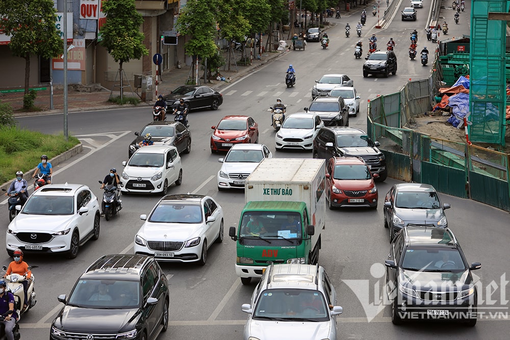 Phố phường Hà Nội lại đông trong ngày giãn cách