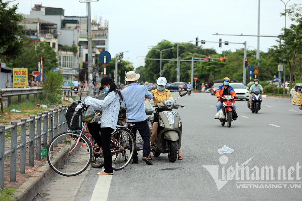 Phố phường Hà Nội lại đông trong ngày giãn cách