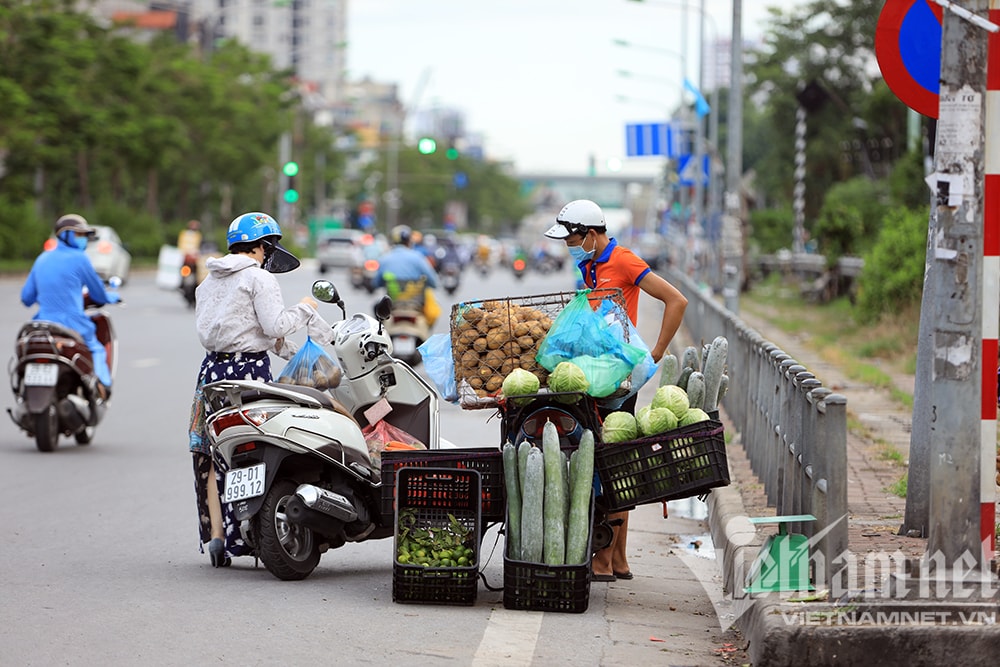 Phố phường Hà Nội lại đông trong ngày giãn cách