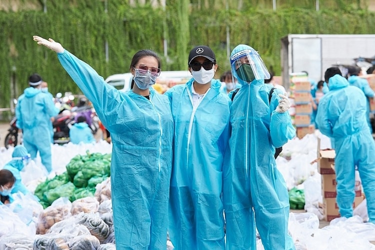 'Hoa hậu hoàn vũ Việt Nam' tiếp tục đồng hành cùng 'Chuyến xe thực phẩm 0 đồng' lần 7