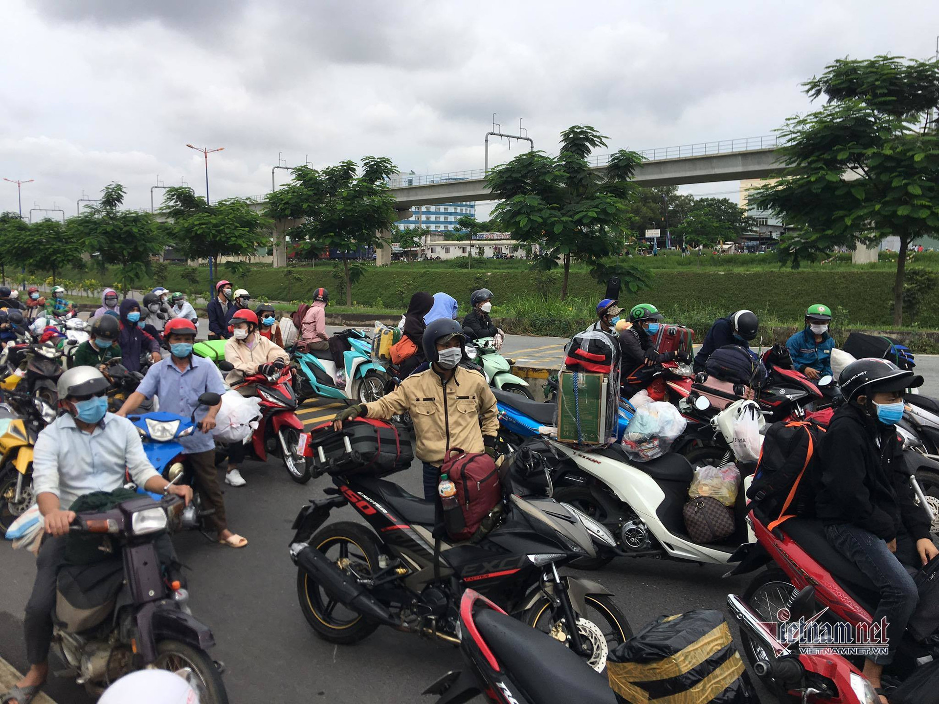 Vận động người dân tự ý đi xe máy về quê ở lại TP.HCM