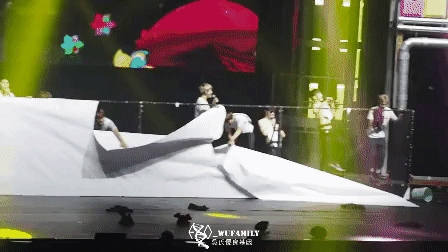 EXO toang hoác trên sân khấu vẫn không bằng Yunho lộ quần lót hồng-7