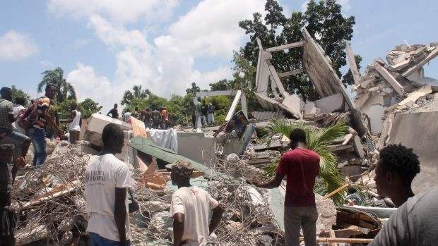 Động đất ở Haiti: Số người tử vong tăng lên con số kinh hoàng, hàng chục nghìn công trình thành đống đổ nát. (Nguồn: AFP)