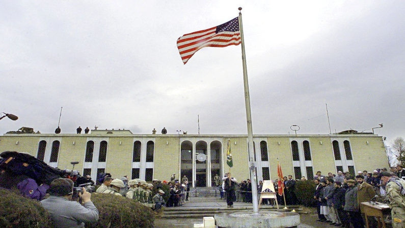 Tình hình Afghanistan: Mỹ hạ cờ ở Đại sứ quán, kiểm soát không phận Kabul, ra yêu cầu gì với Taliban? (Nguồn: AFP)