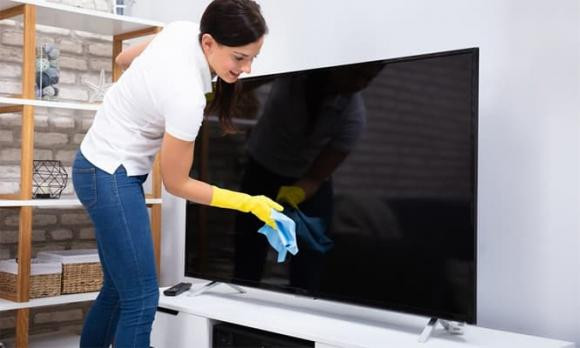 Đừng lau màn hình TV bằng nước nếu bị bẩn, điều đó rất nguy hiểm và không sạch sẽ! Dạy bạn một mẹo để lau sạch bóng và không bám bụi-4