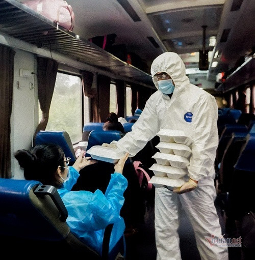 Chế độ đặc biệt trên chuyến tàu đưa 516 người từ TP.HCM về quê Quảng Trị