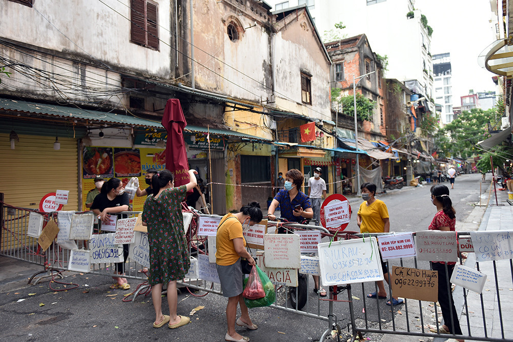Treo biển bán hàng kín chốt kiểm soát ở 'chợ nhà giàu' Hà Nội