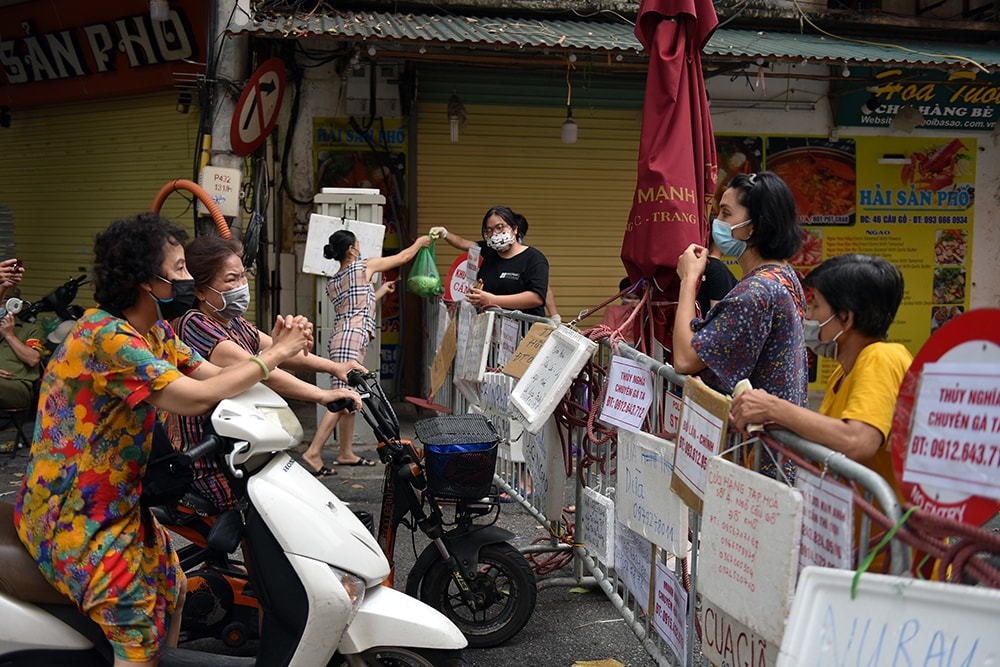 Treo biển bán hàng kín chốt kiểm soát ở 'chợ nhà giàu' Hà Nội