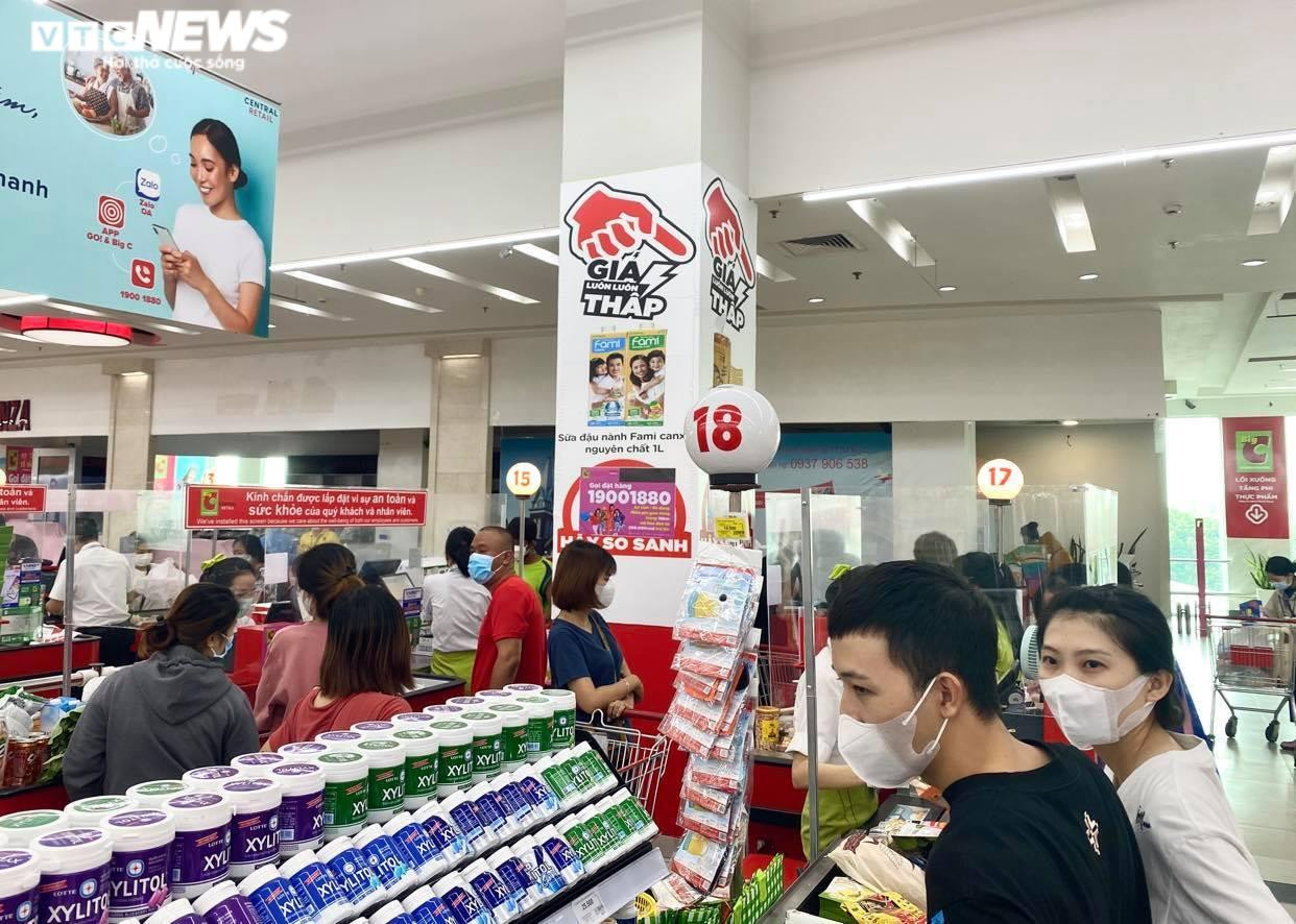 Ca mắc COVID-19 ngày càng tăng, các siêu thị ở Bình Dương vẫn chen chúc người - 14