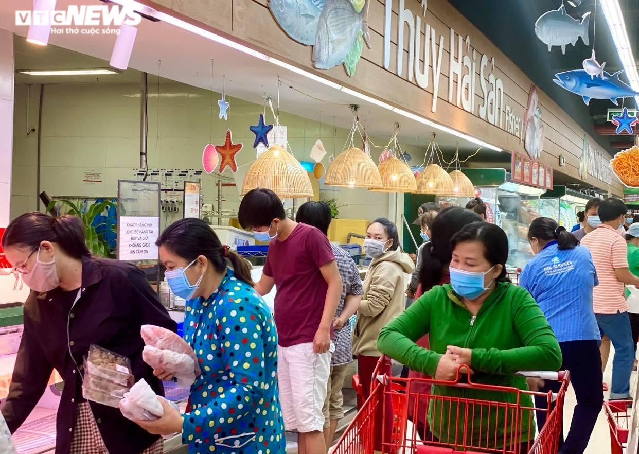 Ca mắc COVID-19 ngày càng tăng, các siêu thị ở Bình Dương vẫn chen chúc người - 10