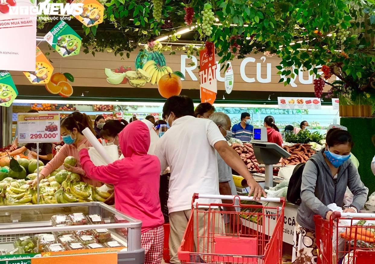 Ca mắc COVID-19 ngày càng tăng, các siêu thị ở Bình Dương vẫn chen chúc người - 7